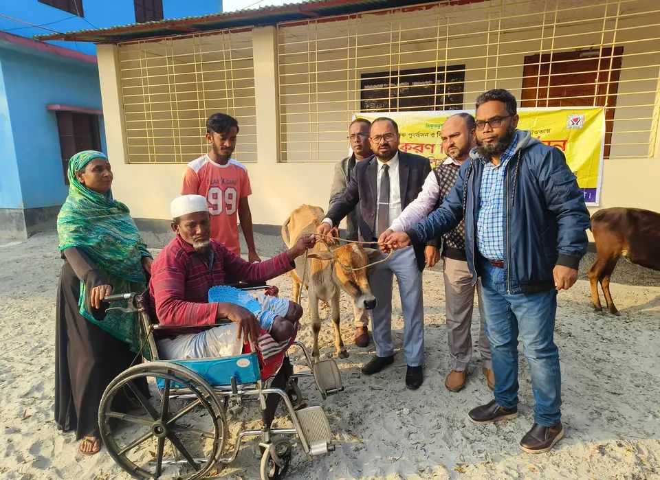 আমতলীতে গরু পেয়ে কাঁদলেন দুই পা হারানো সিরাজ ‘মুই এহন এট্টু বাঁচতে পারমু