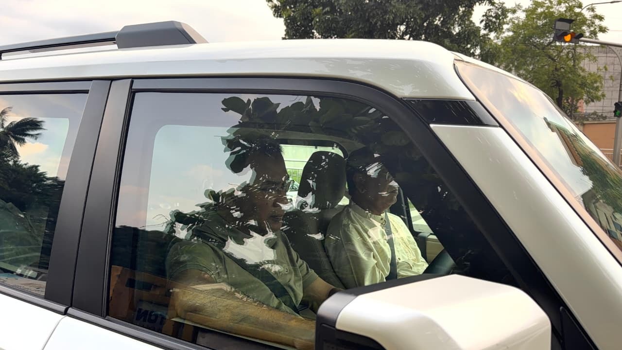 কোরবানির বর্জ্য অপসারণ কার্যক্রম পর্যবেক্ষণে রাজধানীর বিভিন্ন এলাকা ঘুরে দেখেছেন প্রধানমন্ত্রী