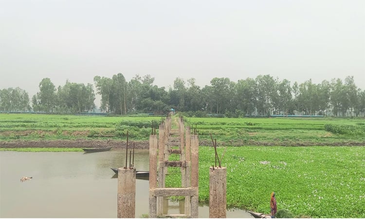 পাবনার সাঁথিয়ায় একটি সেতুর দাবি এলাকাবাসীর